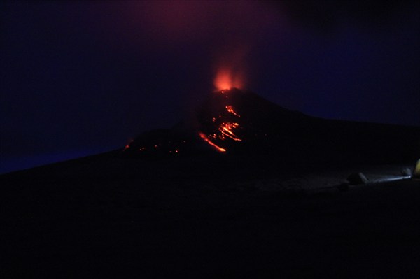 на фото: Лавовые потоки вулкана Кизимен